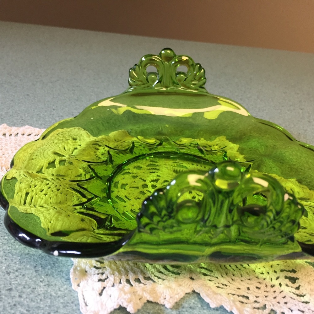 GREEN FOLDED GLASS LANA -SUNSHINE CENTER SCALLOPED EDGE CUTOUT HANDLES